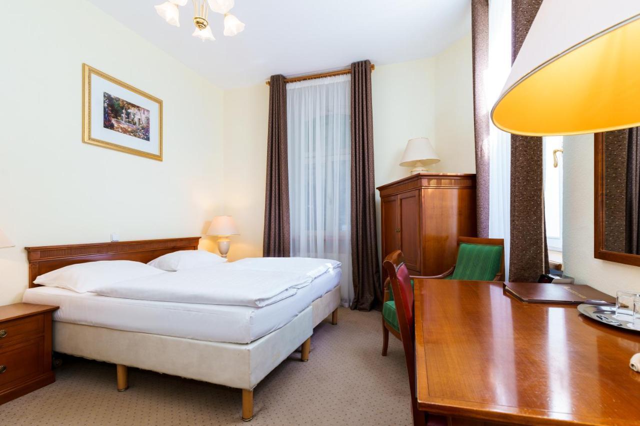 Spa Hotel Anglicky Dvur Karlowe Wary Zewnętrze zdjęcie