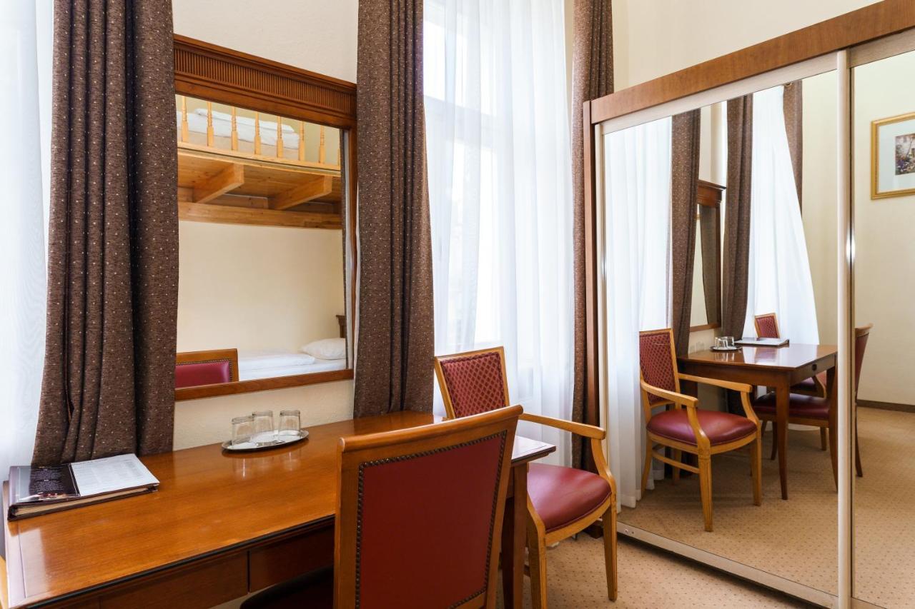 Spa Hotel Anglicky Dvur Karlowe Wary Zewnętrze zdjęcie