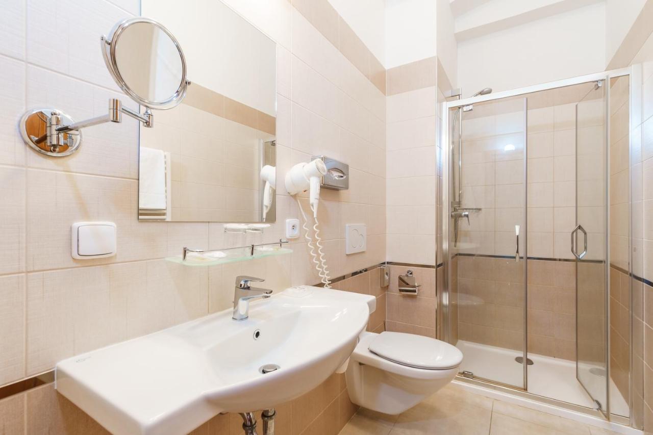 Spa Hotel Anglicky Dvur Karlowe Wary Zewnętrze zdjęcie