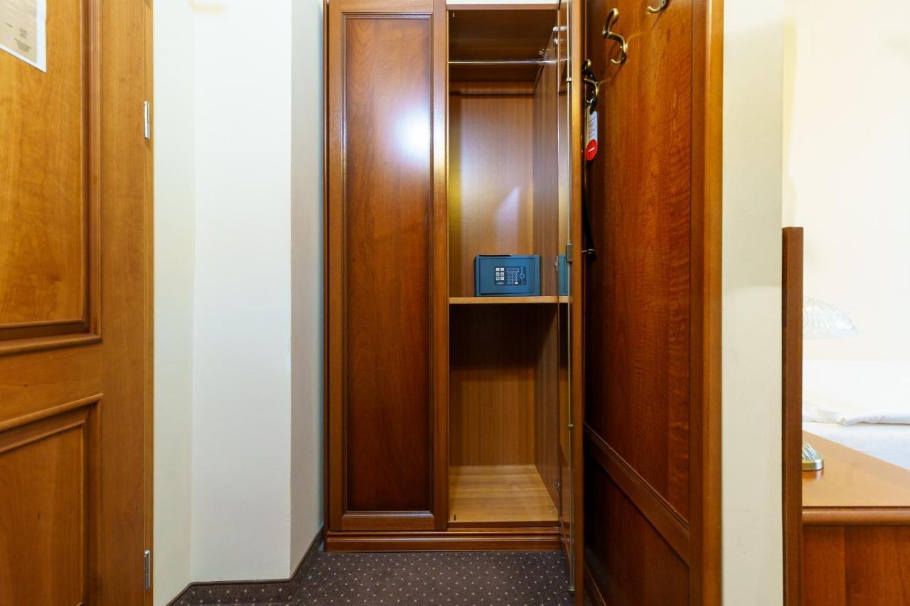 Spa Hotel Anglicky Dvur Karlowe Wary Zewnętrze zdjęcie