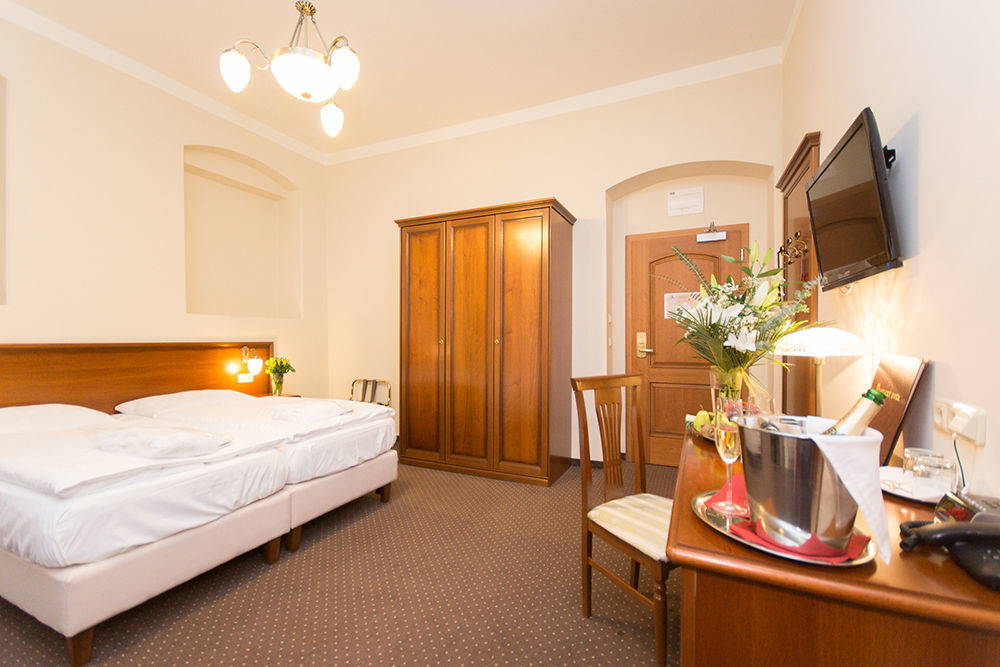 Spa Hotel Anglicky Dvur Karlowe Wary Zewnętrze zdjęcie